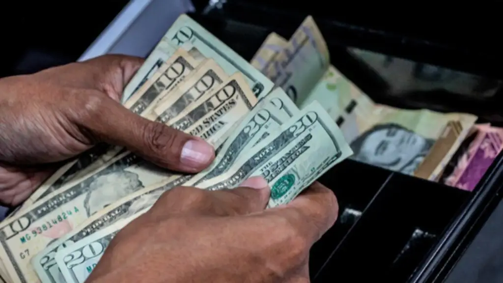 El dólar se cotiza en 436,24 este martes 10 de marzo 