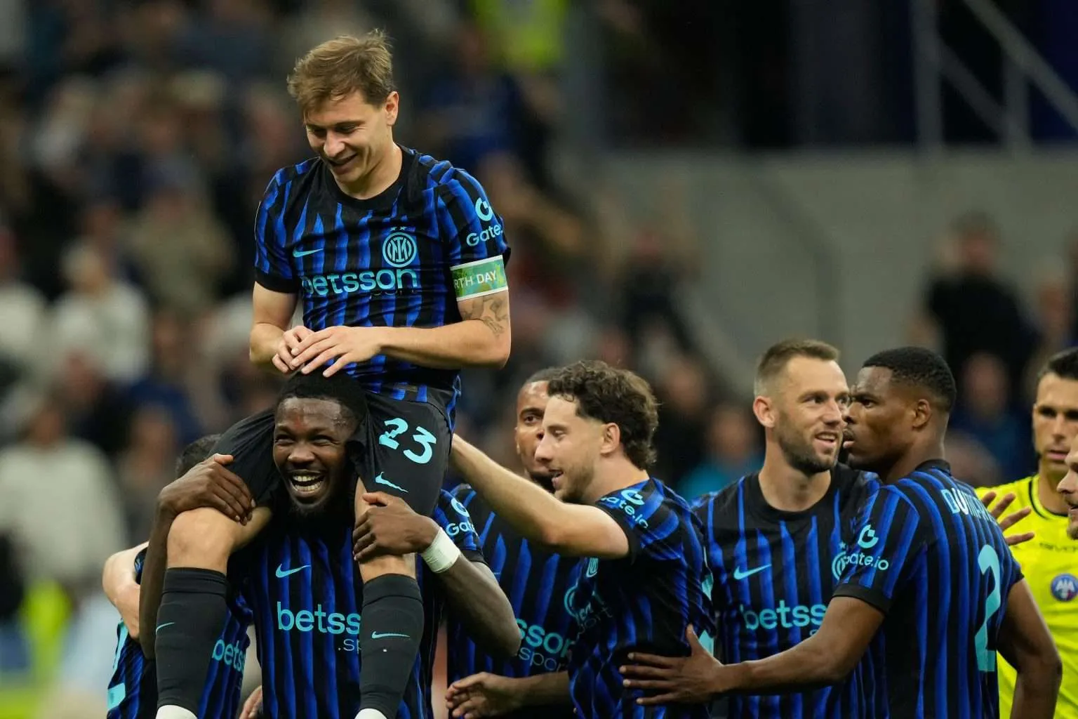 Inter de Milán supera 3-0 a Cagliari y se acerca al título